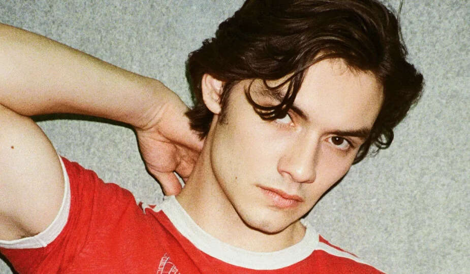 Actor Louis Partridge Wiki, Age, Height, Net Worth, Biography In 2025